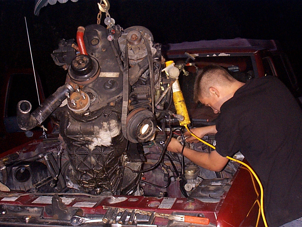 ford_engine_2004e.jpg